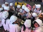 Bé học làm bác sỹ
